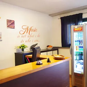 Bed & Breakfast Music, Milaan